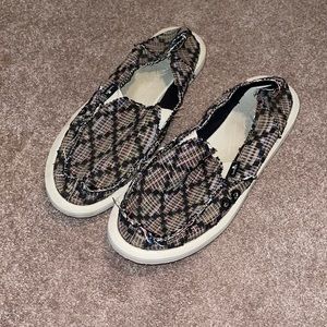 Size 9 women sanuks⭐️